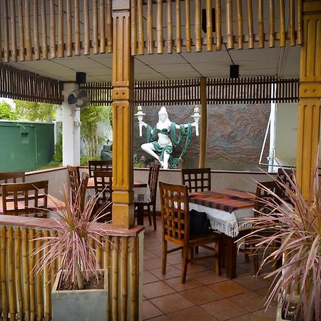 Yoho Mount Waves Hotel Kolombo Bagian luar foto