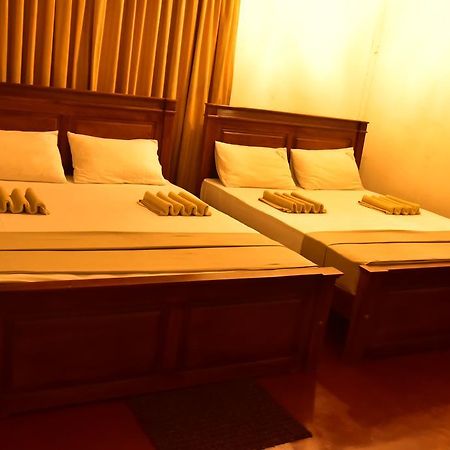 Yoho Mount Waves Hotel Kolombo Bagian luar foto