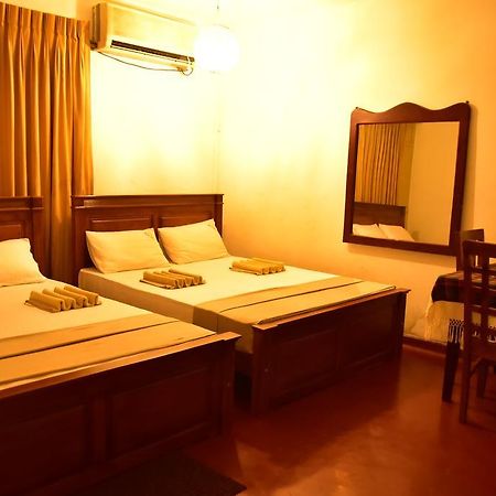 Yoho Mount Waves Hotel Kolombo Bagian luar foto