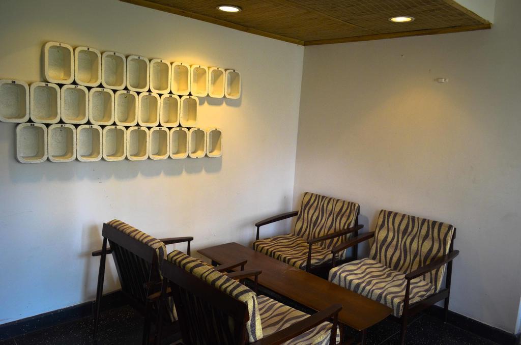 Yoho Mount Waves Hotel Kolombo Bagian luar foto