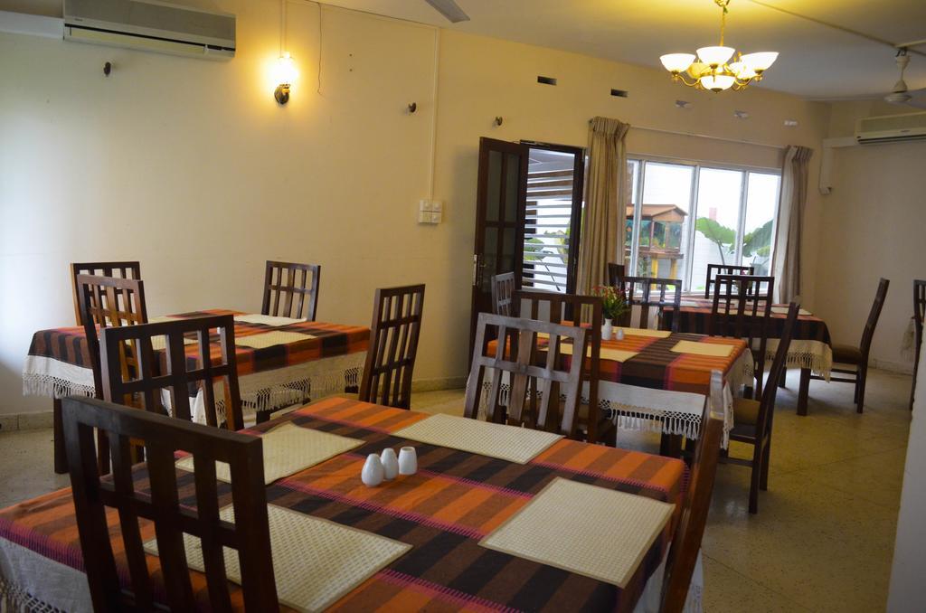 Yoho Mount Waves Hotel Kolombo Bagian luar foto