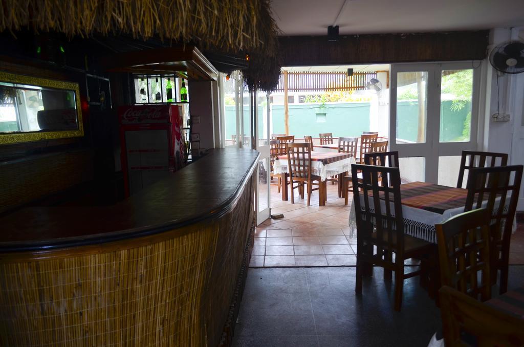 Yoho Mount Waves Hotel Kolombo Bagian luar foto