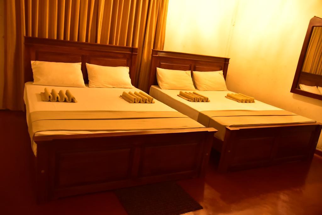 Yoho Mount Waves Hotel Kolombo Bagian luar foto