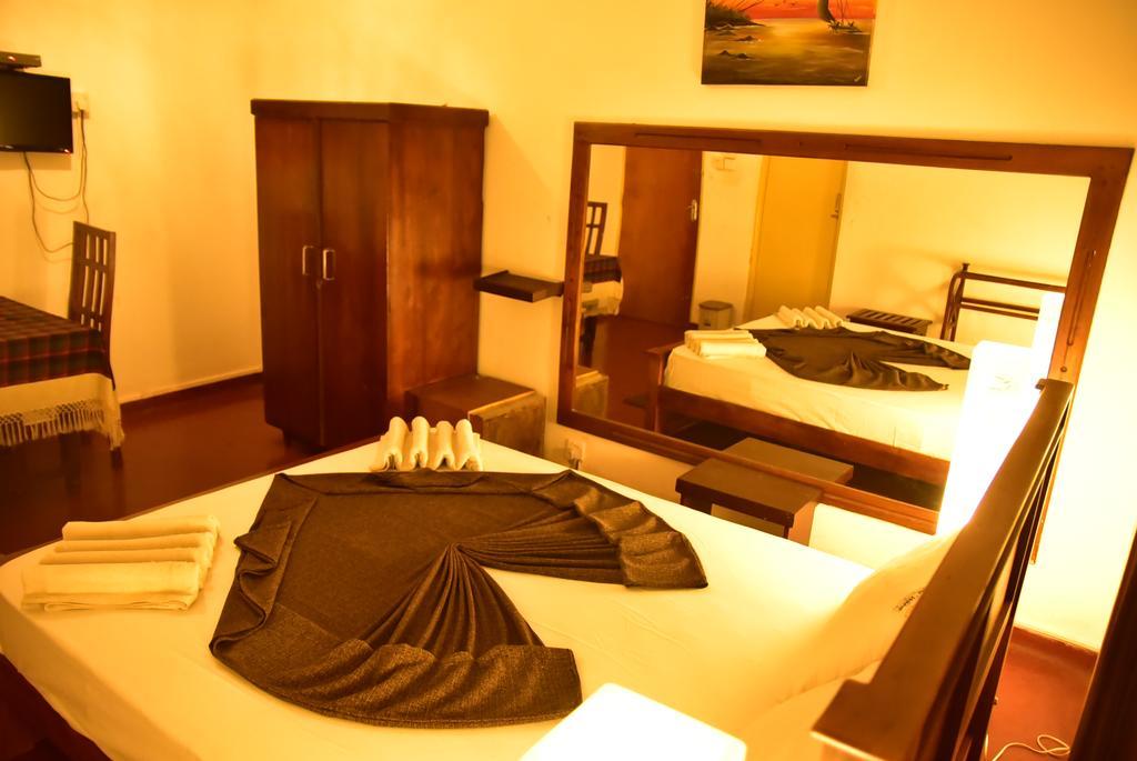 Yoho Mount Waves Hotel Kolombo Bagian luar foto